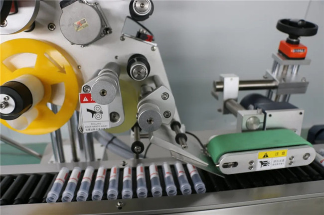 स्वचालित क्षैतिज लपेटें चारों ओर सिरिंज चिपकने वाला स्टीकर लेबलिंग मशीन