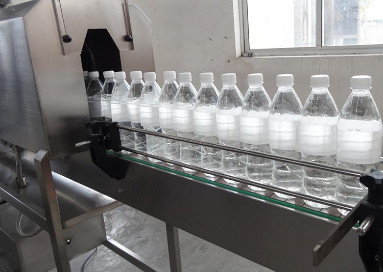 स्वचालित पीवीसी हटना आस्तीन की बोतल लेबलिंग मशीन