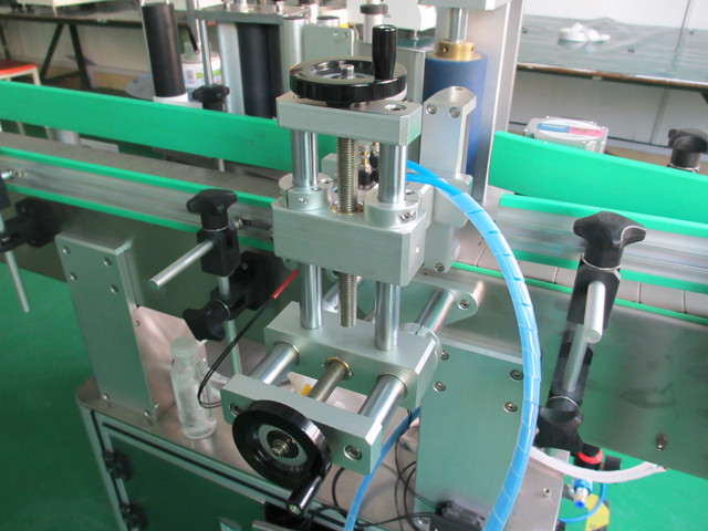 स्वचालित कार्यक्षेत्र गोल धातु डिब्बे लेबलर उपकरण मशीनरी विवरण