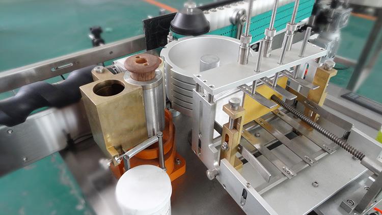 शराब उत्पाद के लिए पूर्ण स्वचालित गीला गोंद पेपर लेबल लेबलिंग मशीन